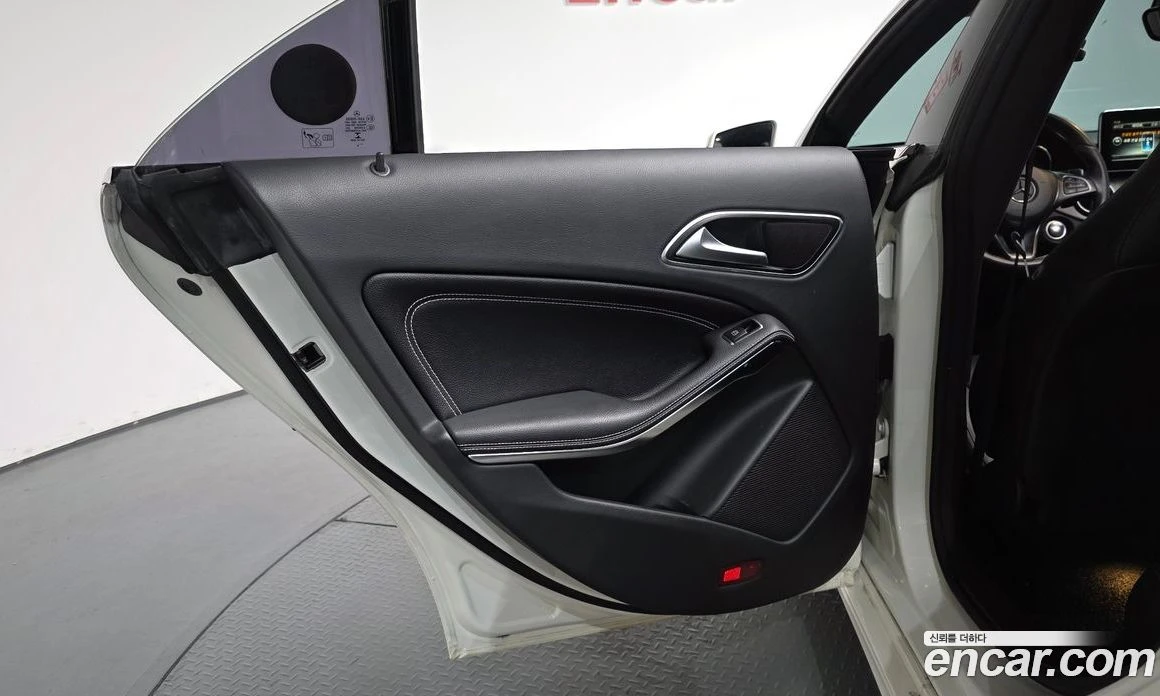 Mercedes-Benz CLA CLA250 4MATIC, снимка 14 - Автомобили и джипове - 56117232