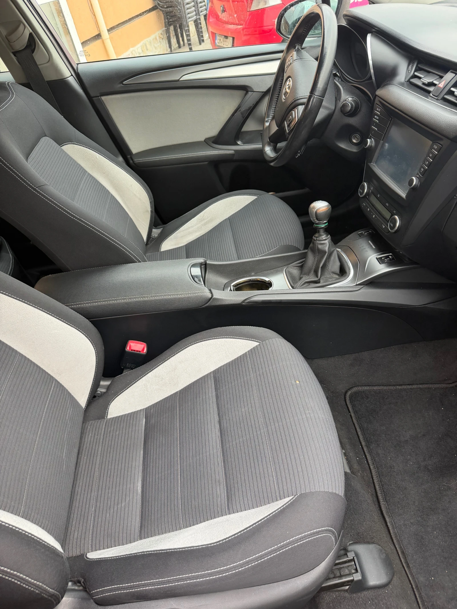 Toyota Avensis 2.0 D-4D, снимка 10 - Автомобили и джипове - 56707576