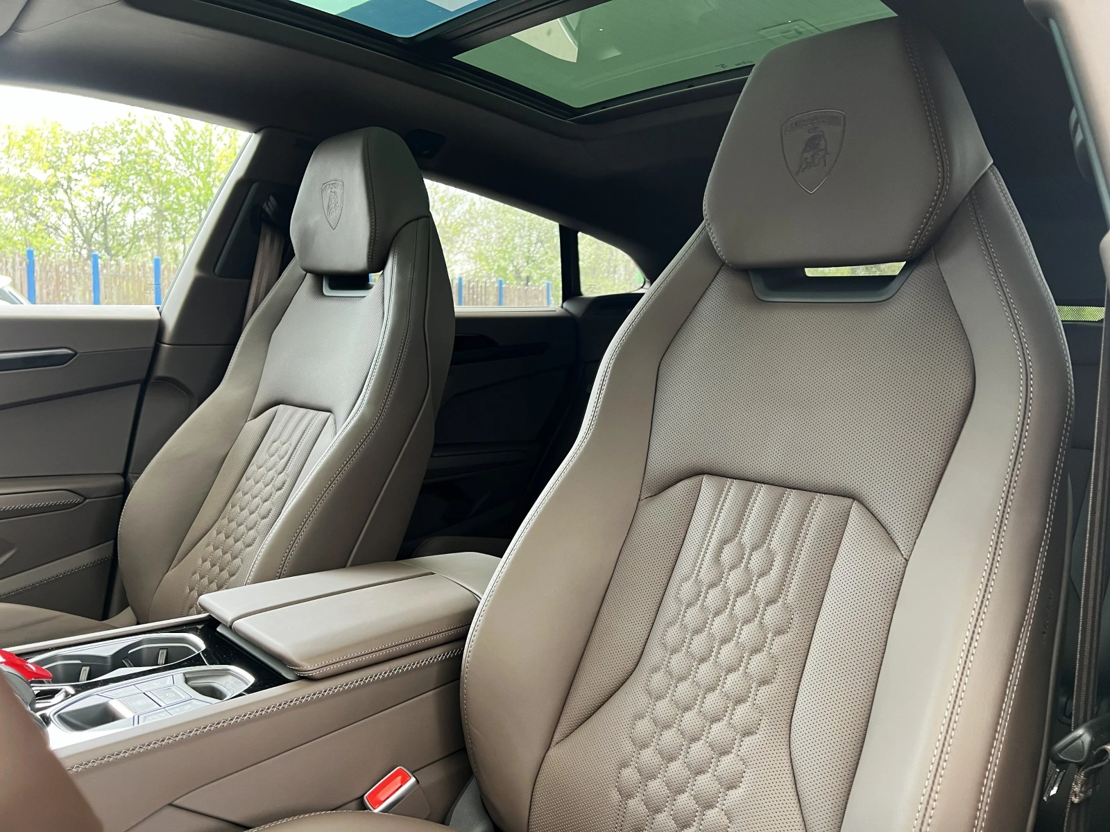 Lamborghini Urus SE / FACELIFT / PLUG-IN/ CERAMIC / 3D B&O / , снимка 10 - Автомобили и джипове - 54257838