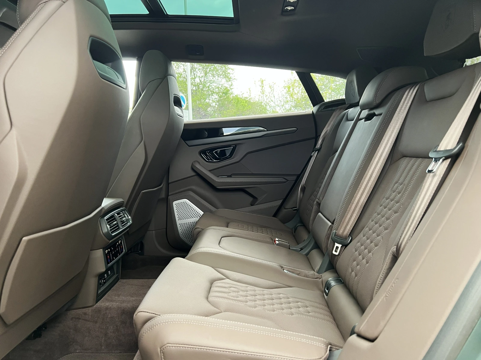 Lamborghini Urus SE / FACELIFT / PLUG-IN/ CERAMIC / 3D B&O / , снимка 16 - Автомобили и джипове - 54257838