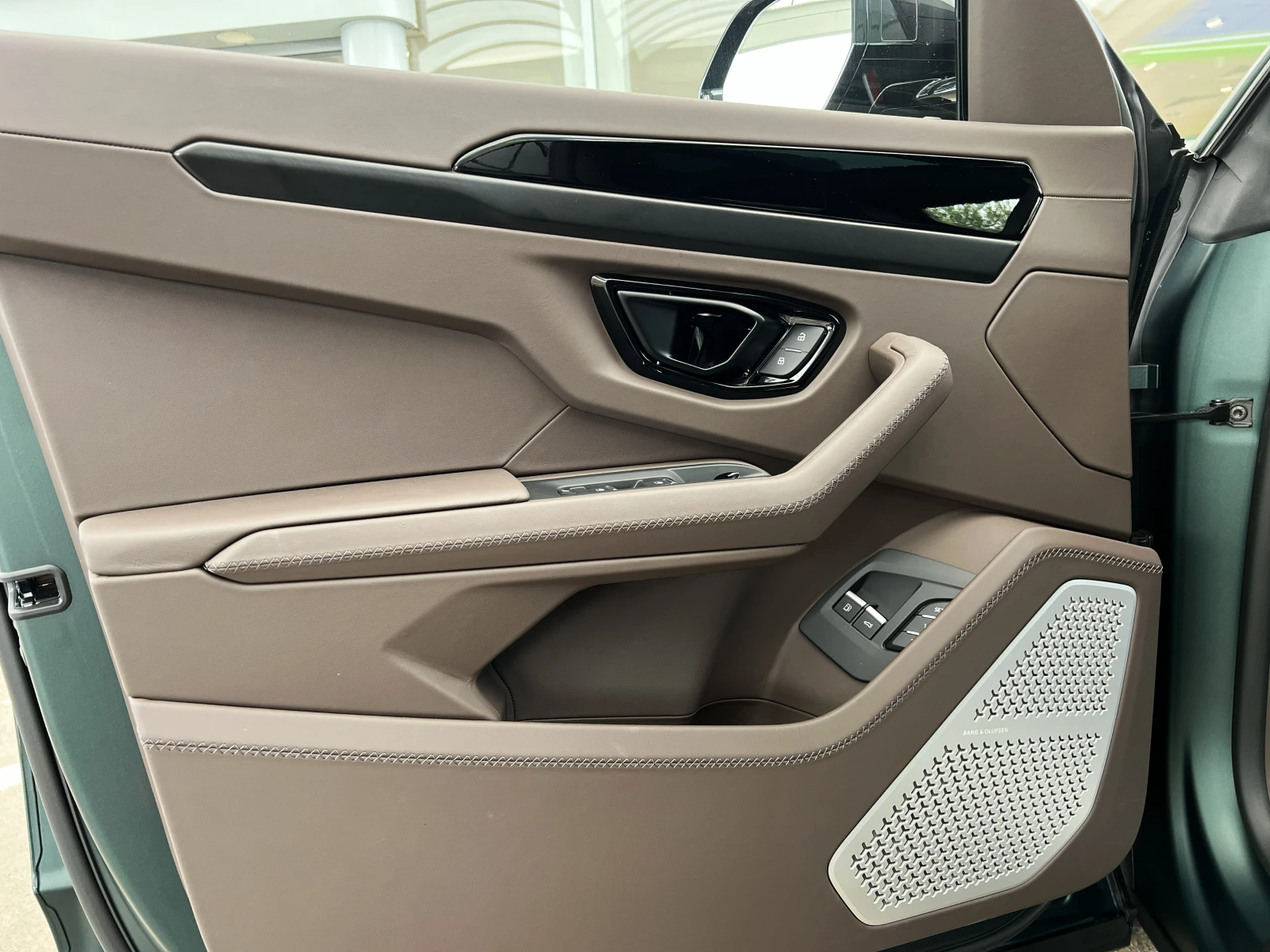 Lamborghini Urus SE / FACELIFT / PLUG-IN/ CERAMIC / 3D B&O / , снимка 9 - Автомобили и джипове - 54257838