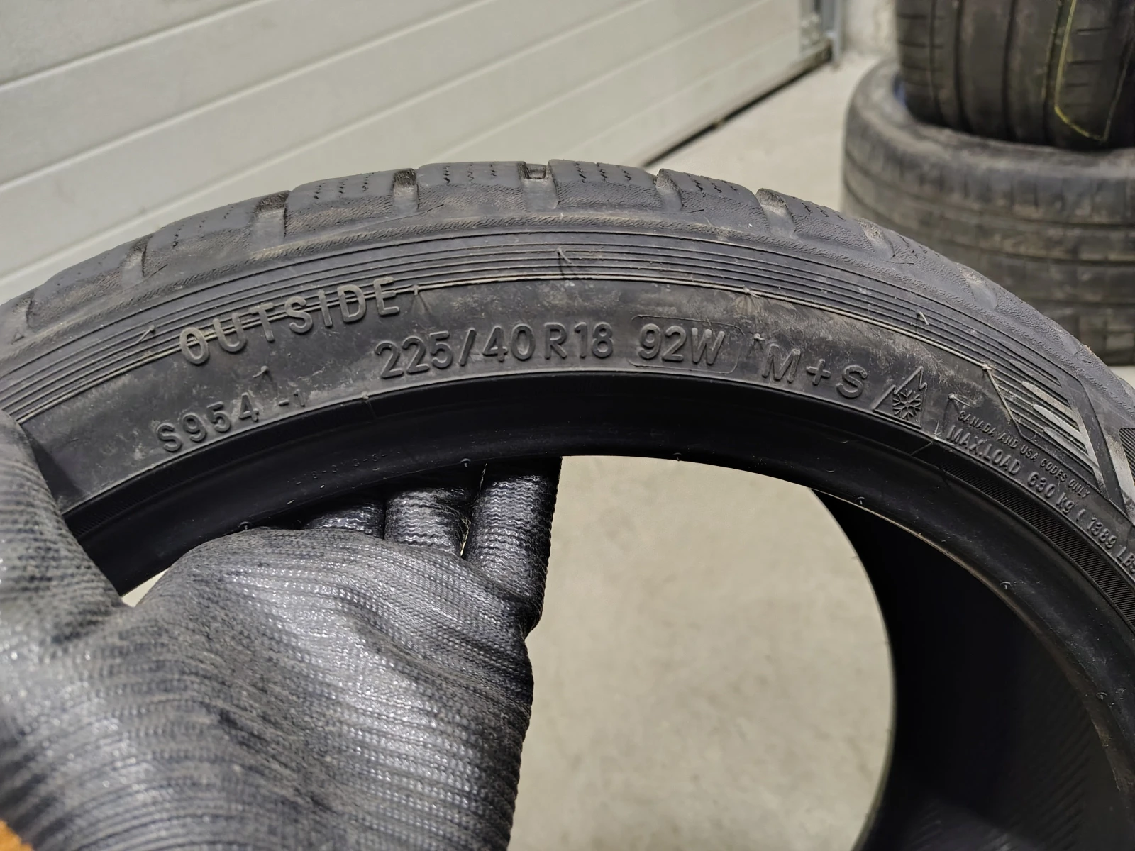 Гуми Зимни 225/40R18, снимка 6 - Гуми и джанти - 55835210
