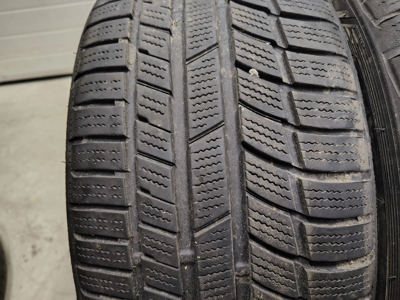 Гуми Зимни 225/40R18, снимка 3 - Гуми и джанти - 55835210