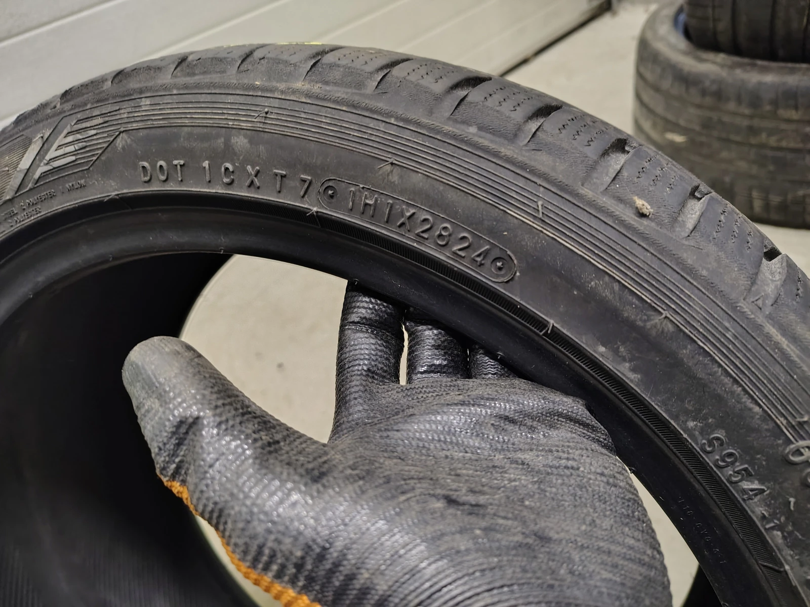 Гуми Зимни 225/40R18, снимка 5 - Гуми и джанти - 55835210
