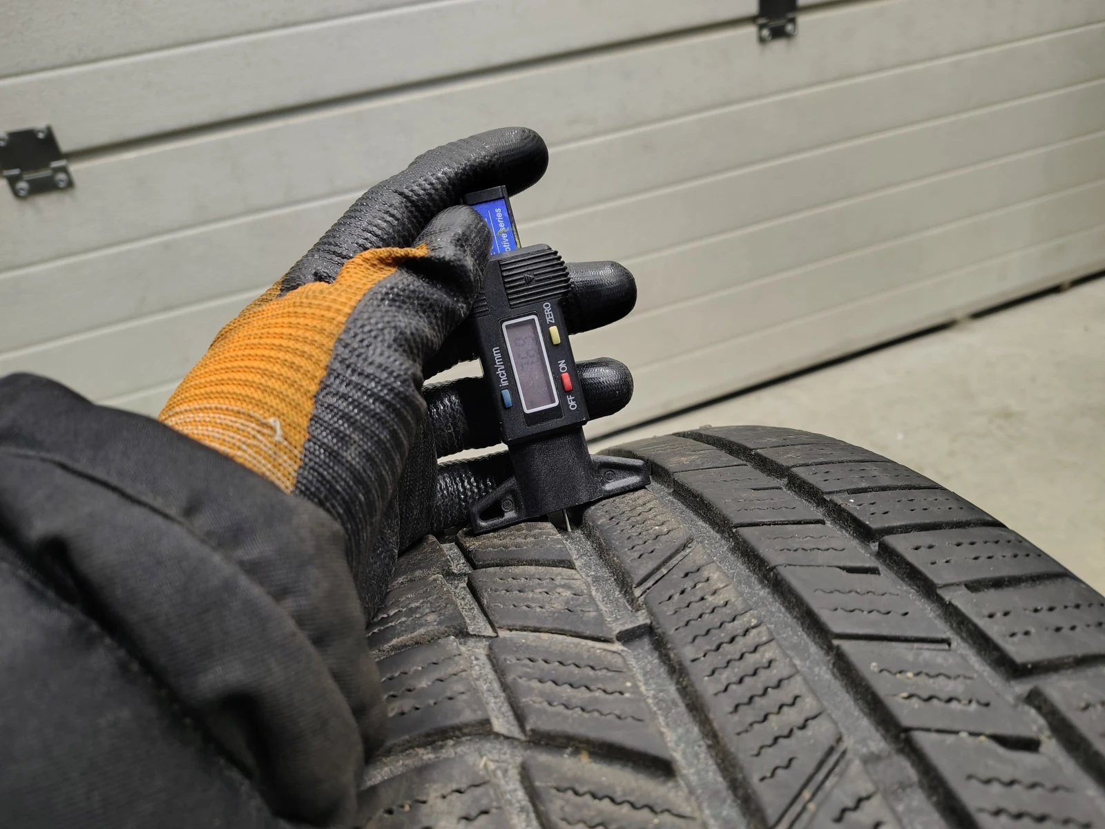 Гуми Зимни 225/40R18, снимка 2 - Гуми и джанти - 55835210