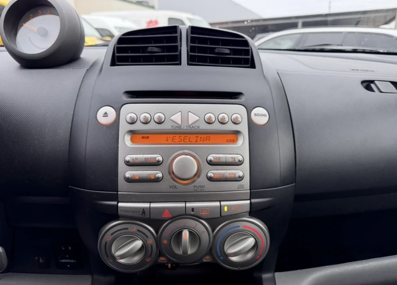 Daihatsu Sirion 1.3i / 4x4 / Климатик, снимка 8 - Автомобили и джипове - 51850419