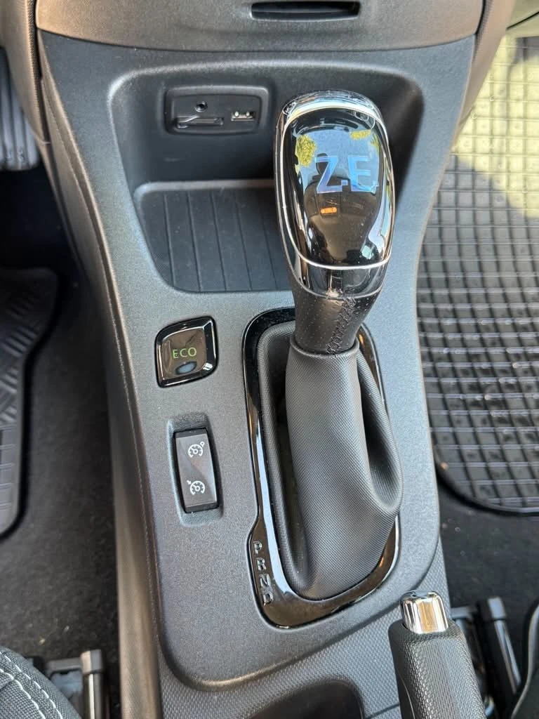 Renault Zoe, снимка 12 - Автомобили и джипове - 56653611