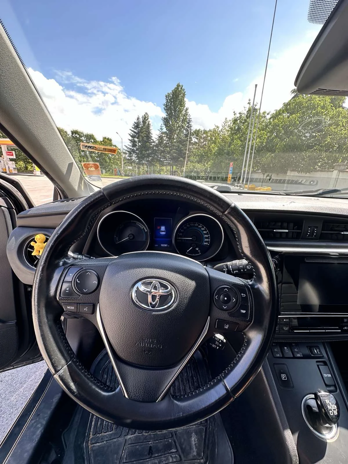 Toyota Auris 1.8 Hybrid e-CVT, снимка 4 - Автомобили и джипове - 54914688