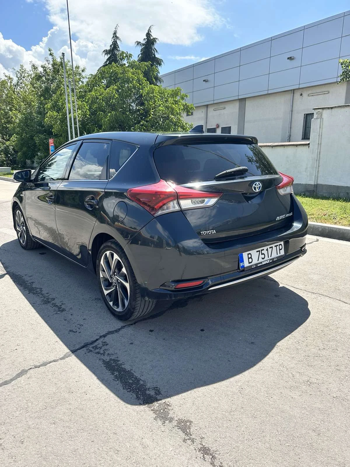 Toyota Auris 1.8 Hybrid e-CVT, снимка 9 - Автомобили и джипове - 54914688