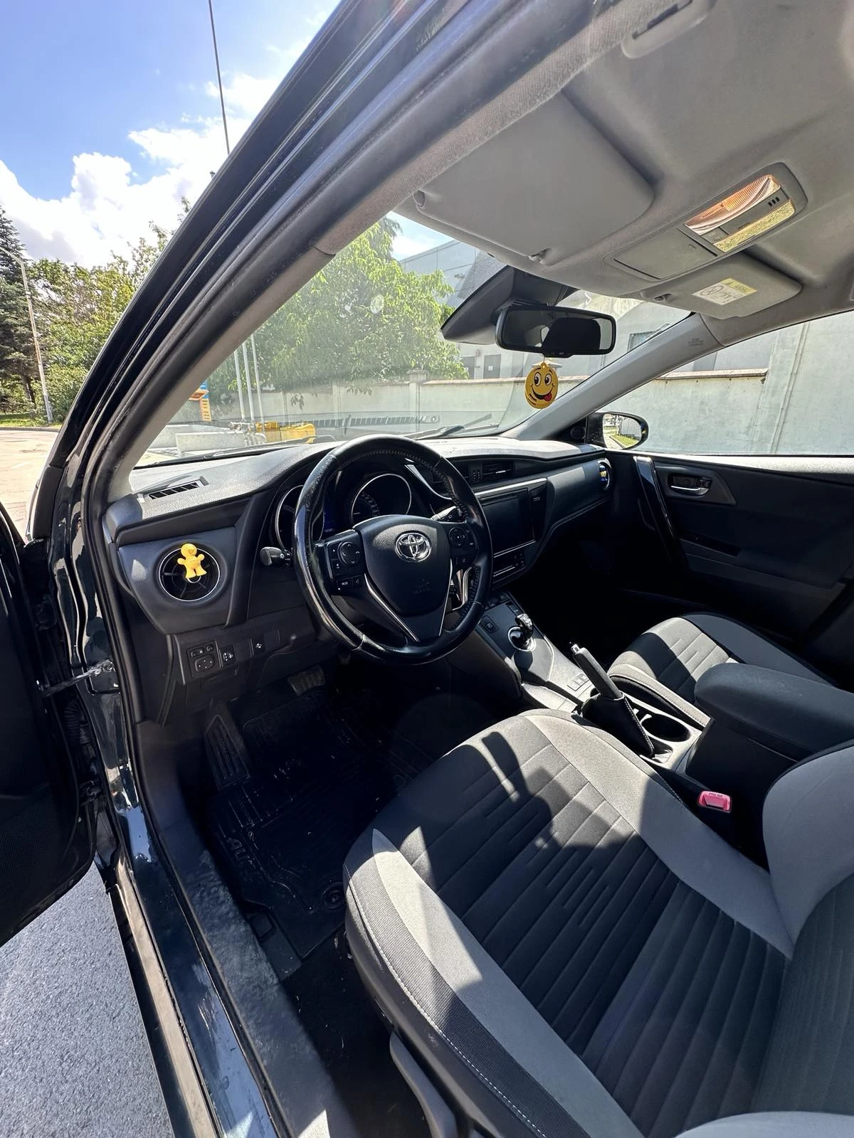 Toyota Auris 1.8 Hybrid e-CVT, снимка 6 - Автомобили и джипове - 54914688