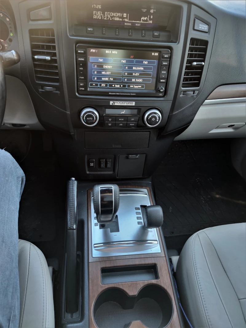 Mitsubishi Pajero 3.2 DID 200 кс, снимка 12 - Автомобили и джипове - 52896496