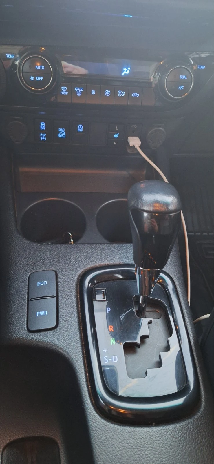 Toyota Hilux 2.8 INVINCIBLE, снимка 13 - Автомобили и джипове - 54974708
