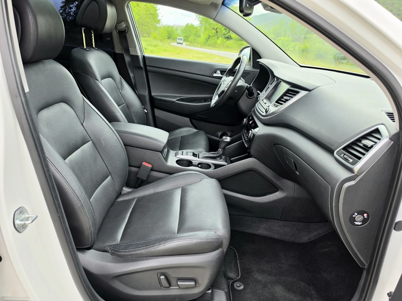 Hyundai Tucson 2.0 CRDI AWD Подгрев Обдухване Панорама Дистроник, снимка 12 - Автомобили и джипове - 54345535