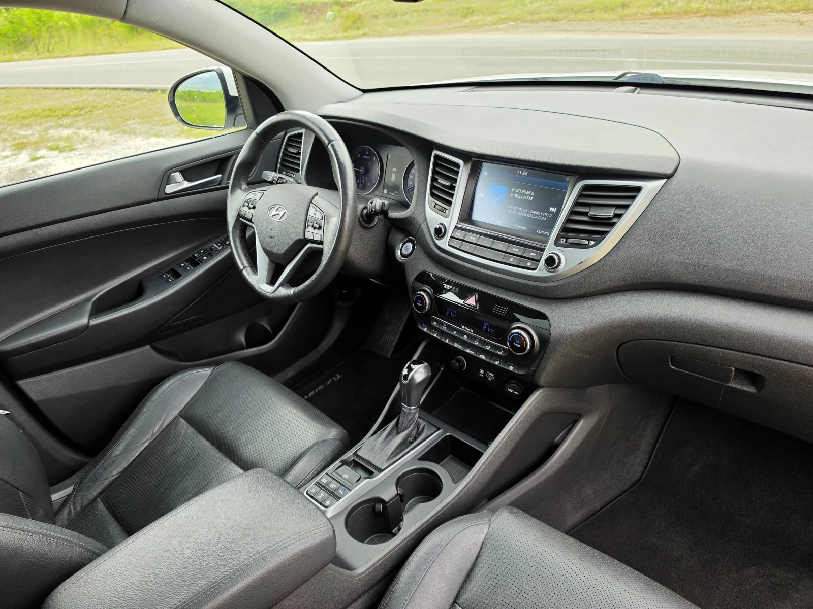 Hyundai Tucson 2.0 CRDI AWD Подгрев Обдухване Панорама Дистроник, снимка 13 - Автомобили и джипове - 54345535