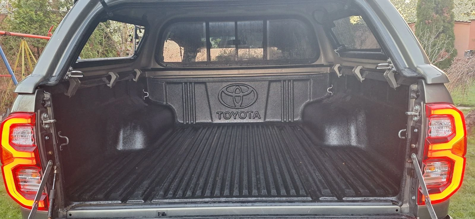 Toyota Hilux 2.8 INVINCIBLE, снимка 8 - Автомобили и джипове - 54974708