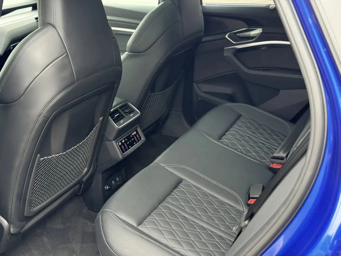 Audi SQ8 E-TRON PRESTIGE ЦЕНА ДО БЪЛГАРИЯ АВТОКРЕДИТ, снимка 16 - Автомобили и джипове - 55153932