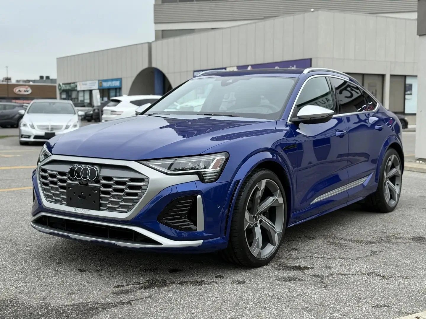 Audi SQ8 E-TRON PRESTIGE ЦЕНА ДО БЪЛГАРИЯ АВТОКРЕДИТ, снимка 3 - Автомобили и джипове - 55153932