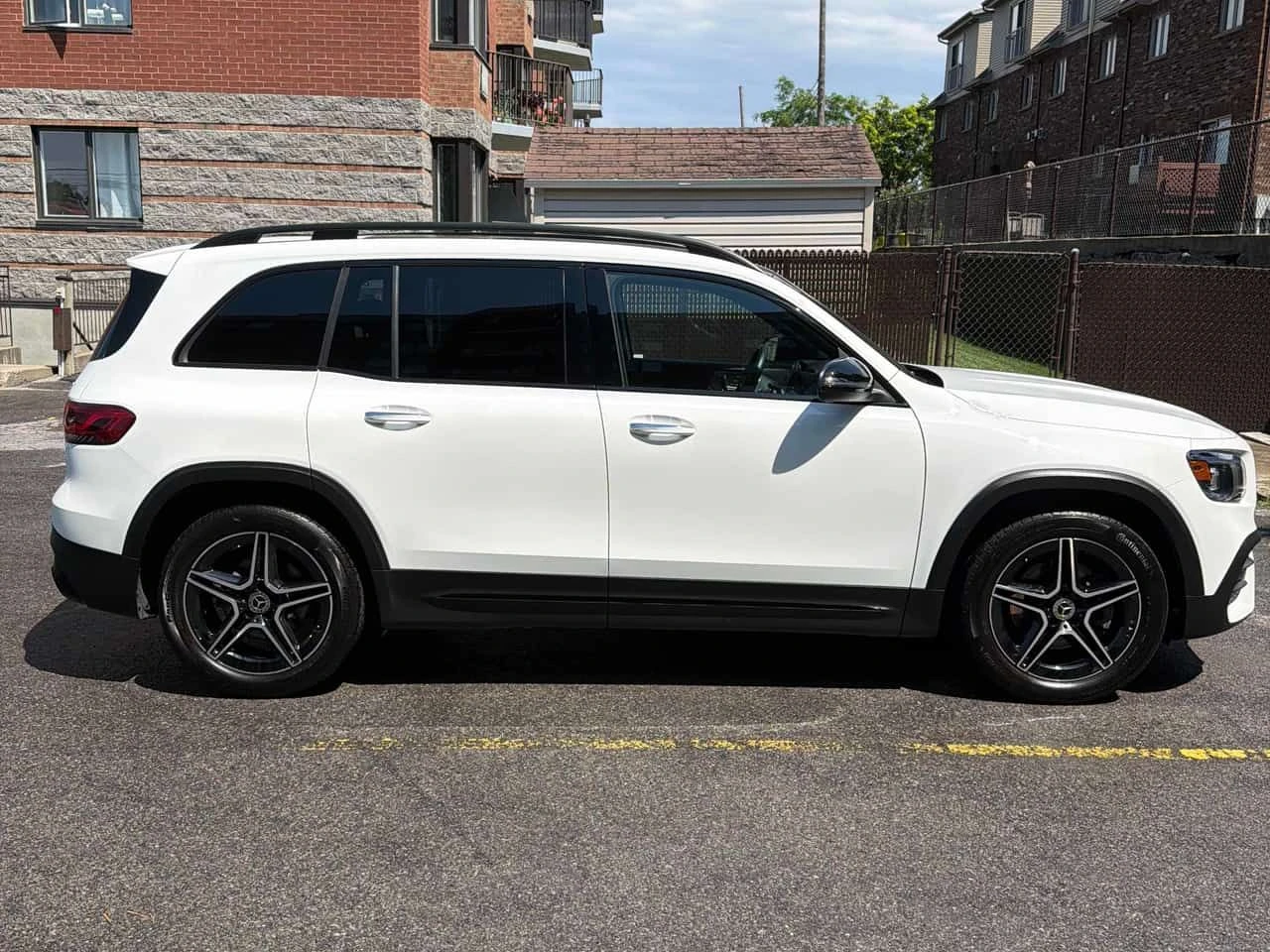 Mercedes-Benz GLB 250 АМГ ПАКЕТ/CARFAX/360 КАМ/ПАНО/ПОДГРЕВ/КЛИП, снимка 3 - Автомобили и джипове - 55583151