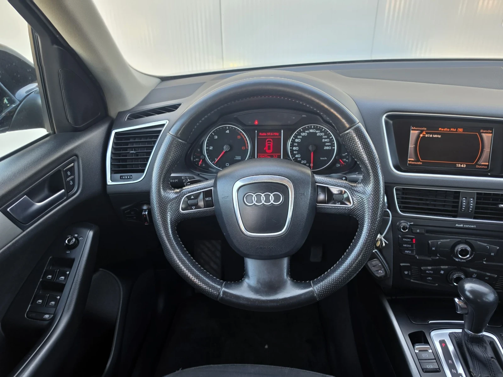 Audi Q5 2.0TDi , снимка 13 - Автомобили и джипове - 56382260