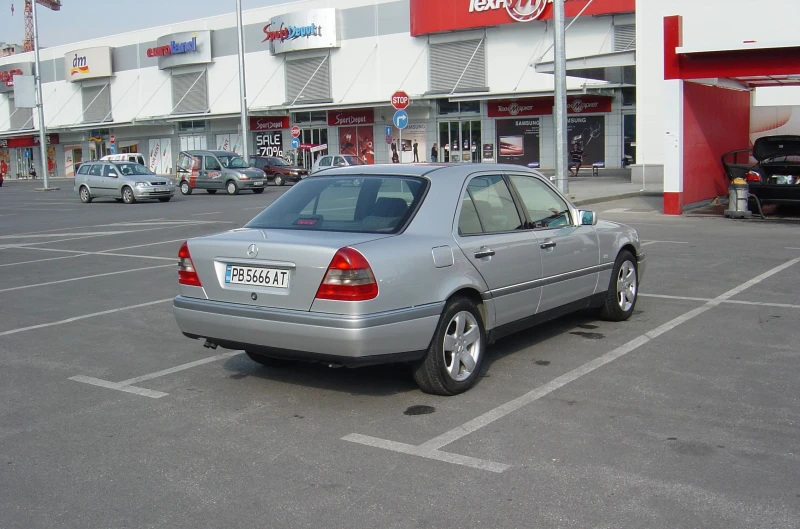 Mercedes-Benz C 200, снимка 4 - Автомобили и джипове - 48056354