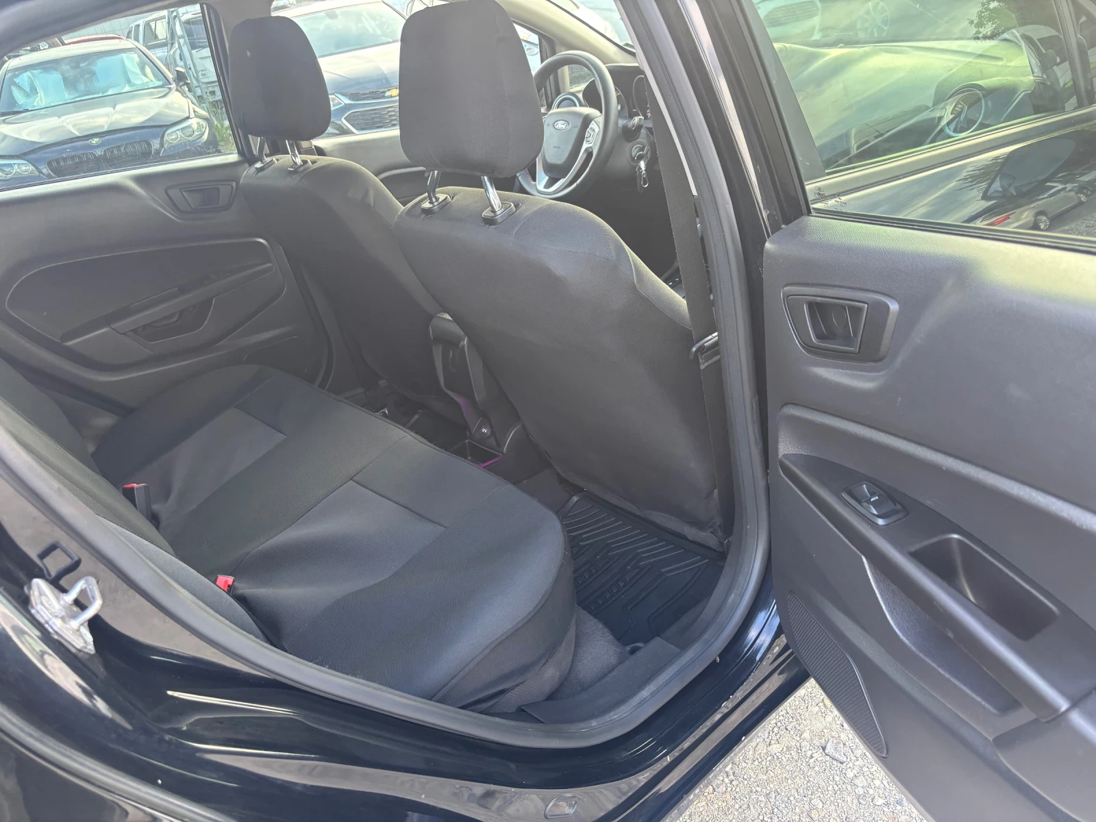Ford Fiesta SE - изображение 8