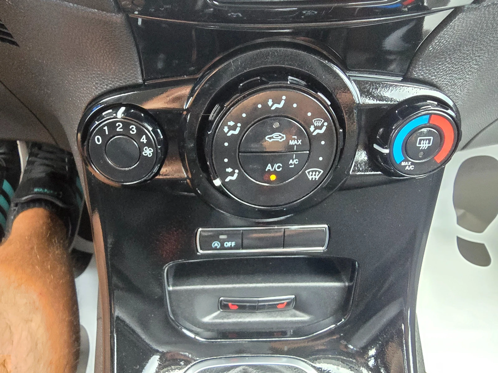Ford Fiesta 1.0i-125-TITANIUM, снимка 16 - Автомобили и джипове - 56165280