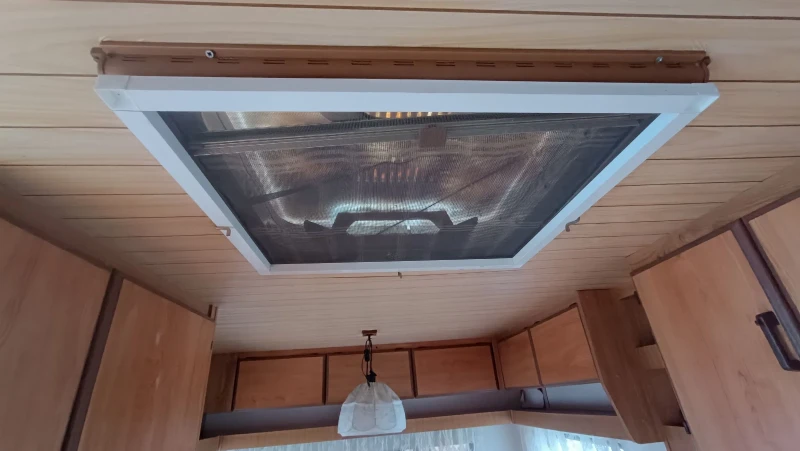 Каравана Burstner CLUB 400, снимка 6 - Каравани и кемпери - 53124225