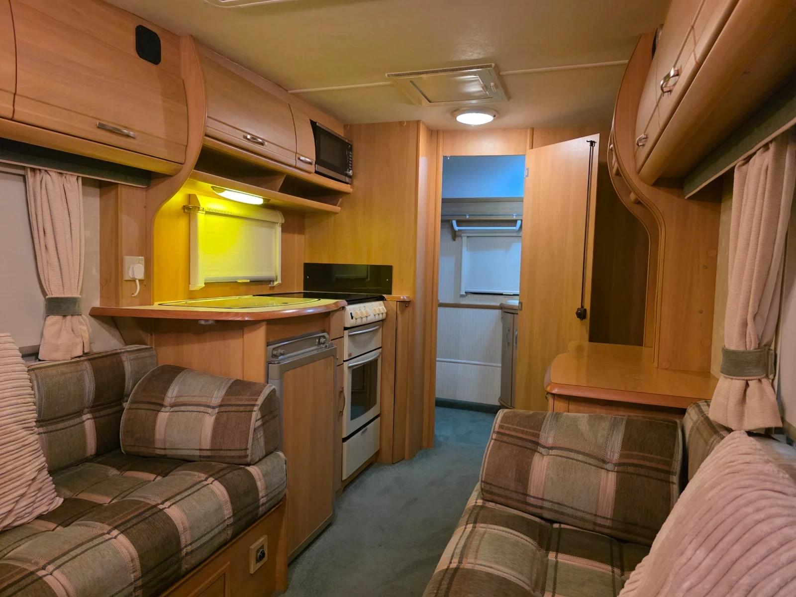 Каравана Swift Speedbird, снимка 17 - Каравани и кемпери - 54314154