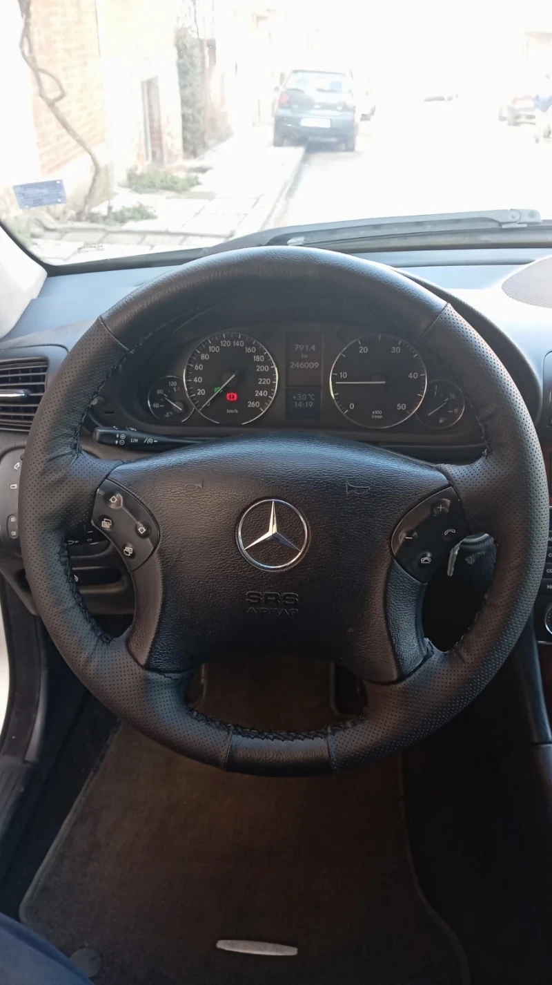 Mercedes-Benz C 220 cdi, снимка 11 - Автомобили и джипове - 52310292