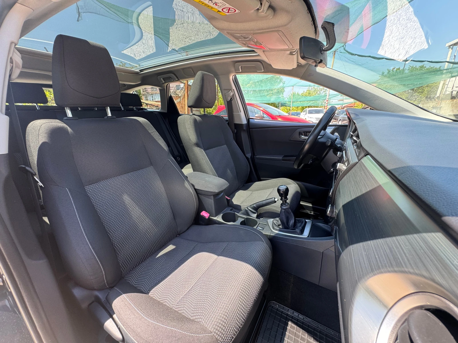 Toyota Auris 2.0DID-124кс, снимка 10 - Автомобили и джипове - 54440823