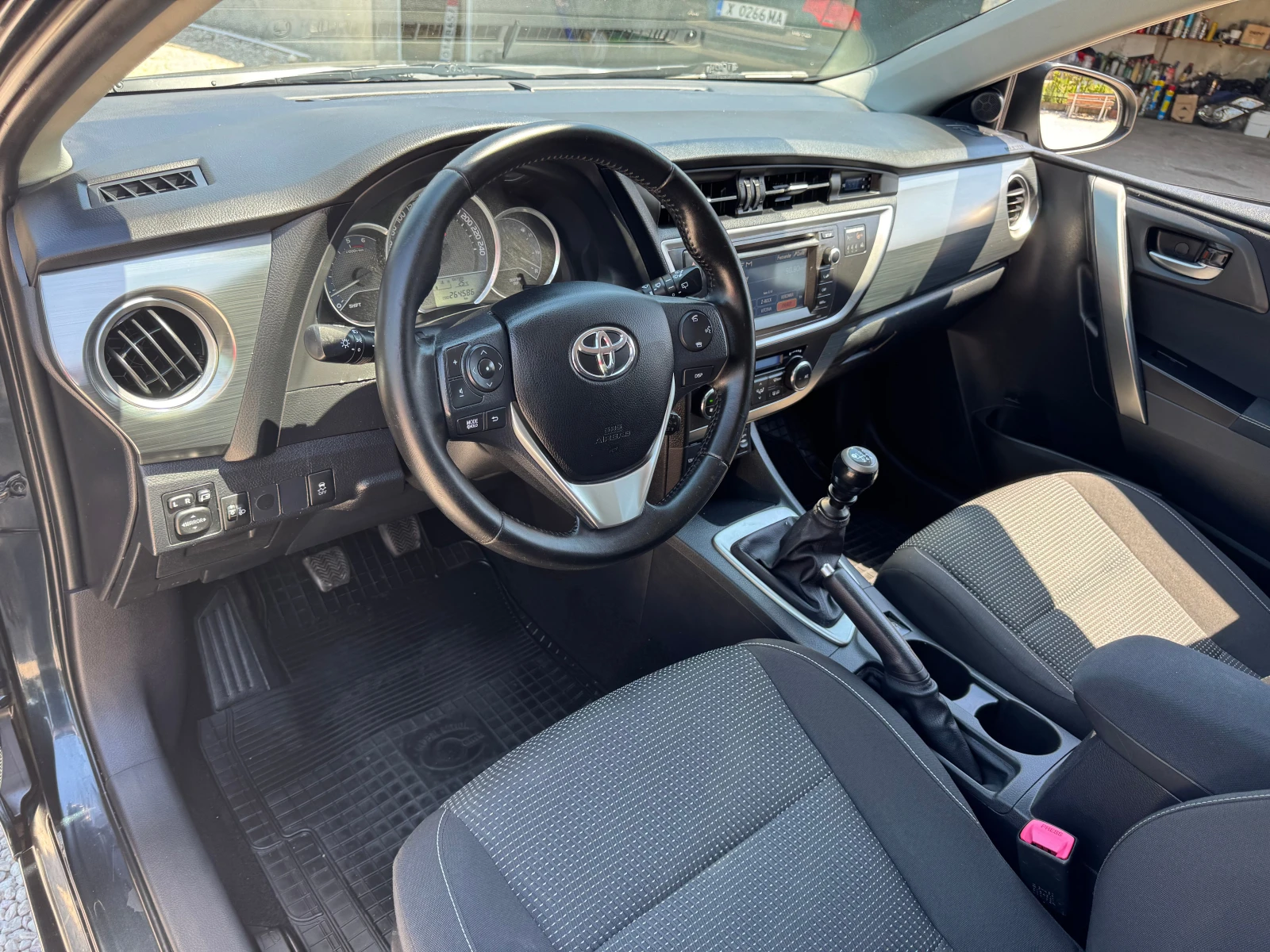 Toyota Auris 2.0DID-124кс, снимка 17 - Автомобили и джипове - 54440823
