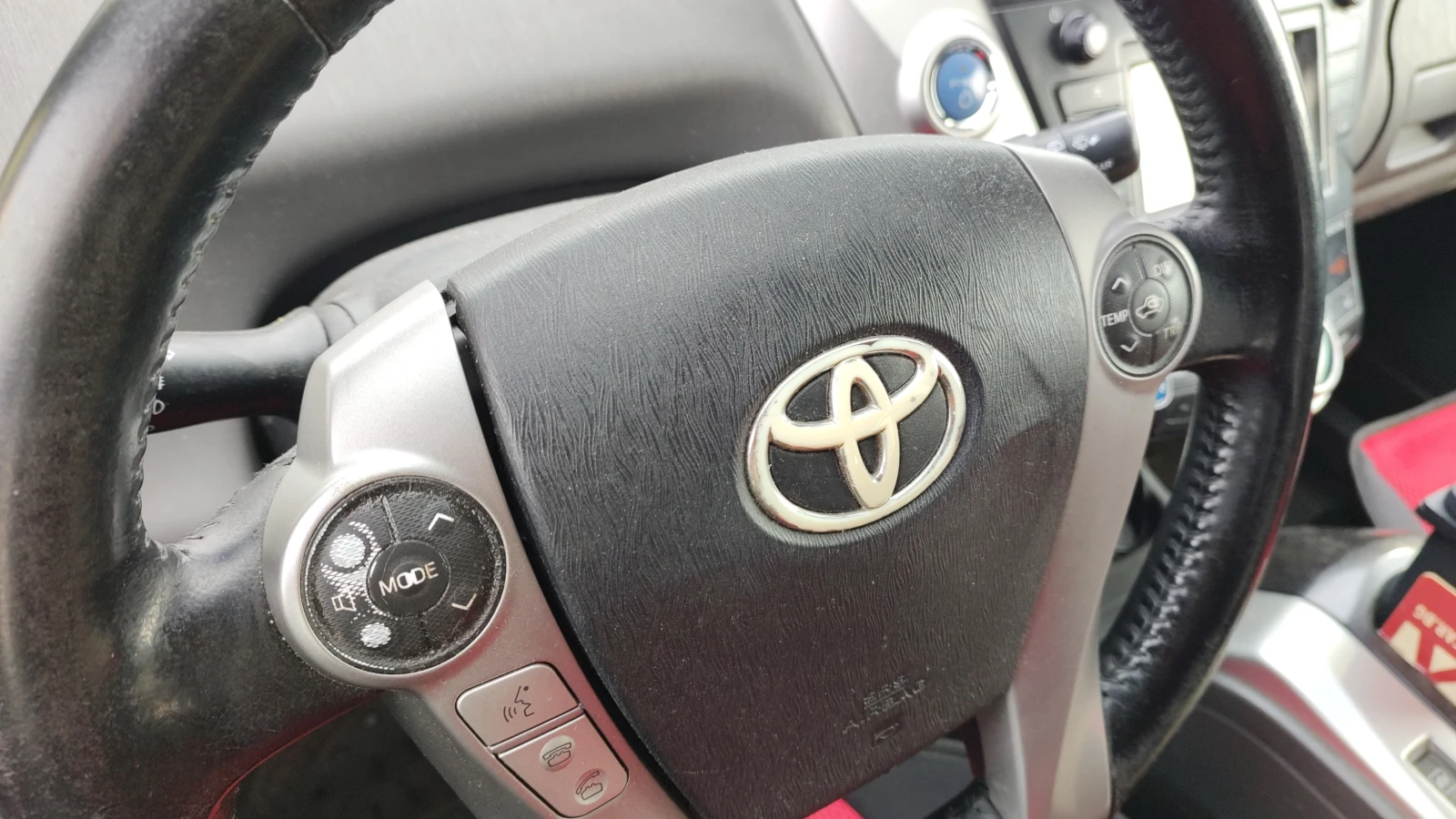 Toyota Auris Спортвагон Hibrid, снимка 2 - Автомобили и джипове - 56134094