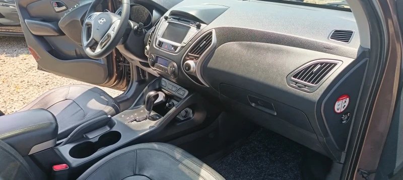 Hyundai IX35 2.0 * 4х4 * Автомат * Панорама * Кожа * Подгрев 4б, снимка 11 - Автомобили и джипове - 50633486