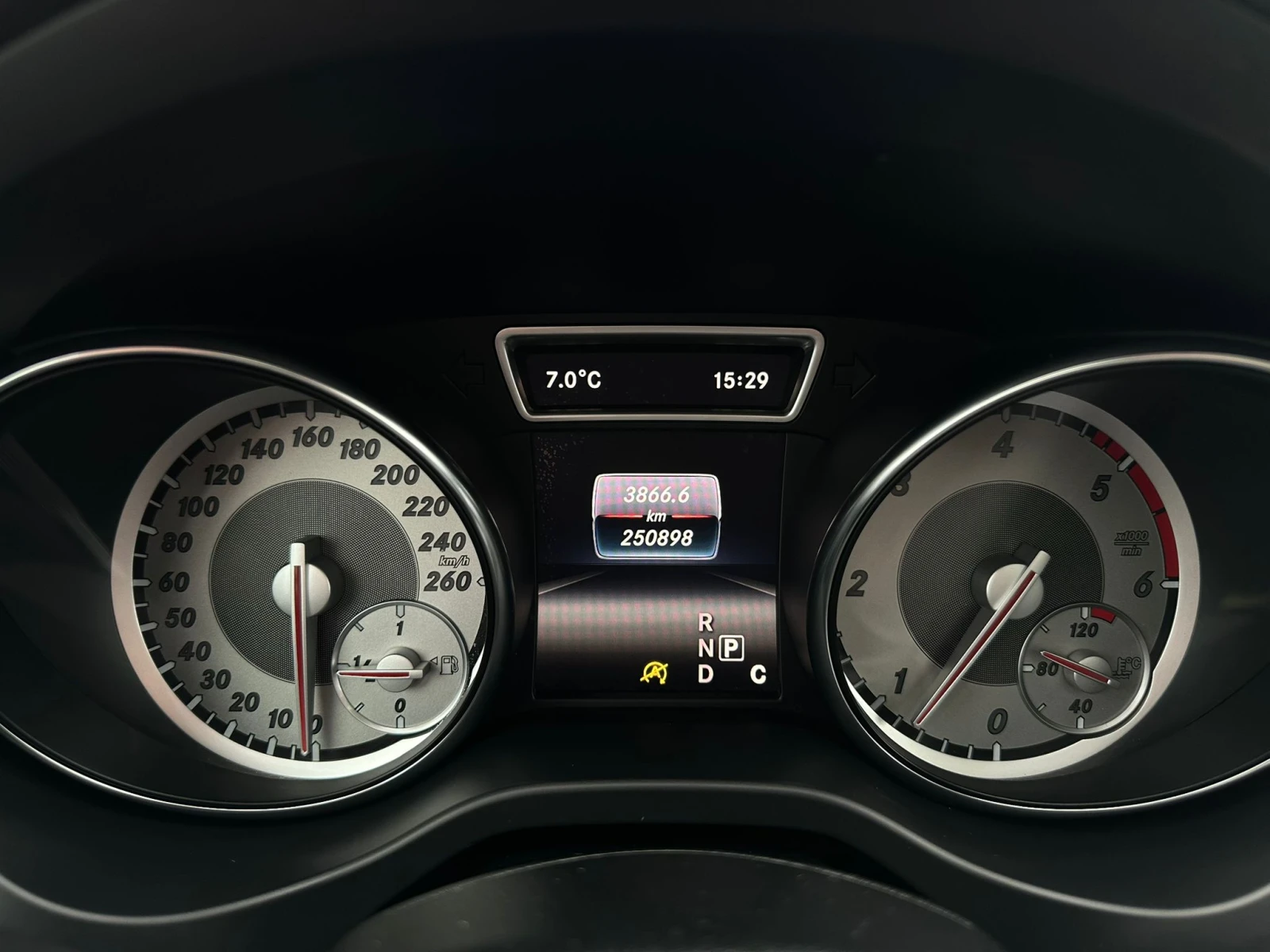 Mercedes-Benz GLA 200 / FULL LED / PANO / KOJA / TOP /, снимка 17 - Автомобили и джипове - 53910139