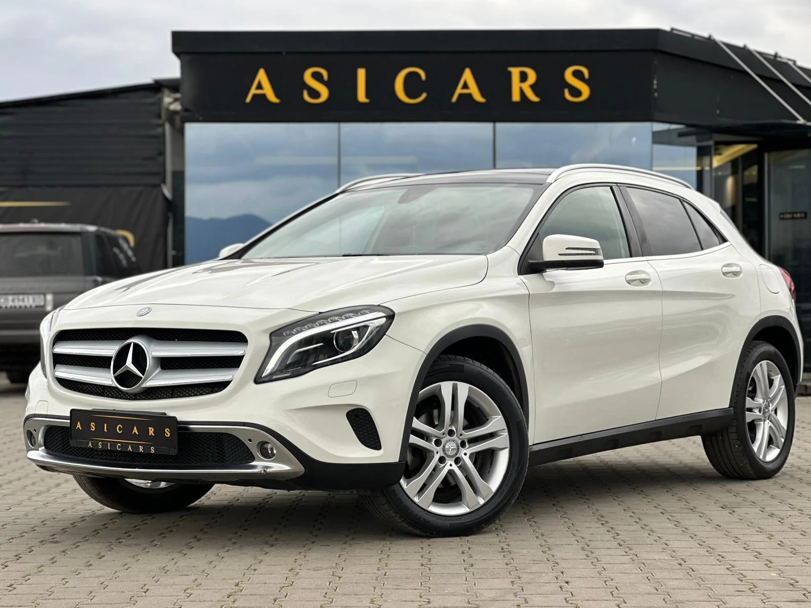 Mercedes-Benz GLA 200 / FULL LED / PANO / KOJA / TOP /