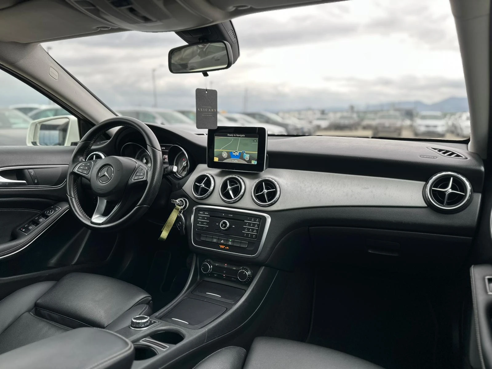 Mercedes-Benz GLA 200 / FULL LED / PANO / KOJA / TOP /, снимка 13 - Автомобили и джипове - 53910139