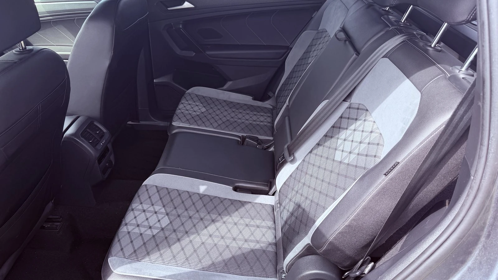 VW Tiguan Allspace R-Line, снимка 9 - Автомобили и джипове - 56141910