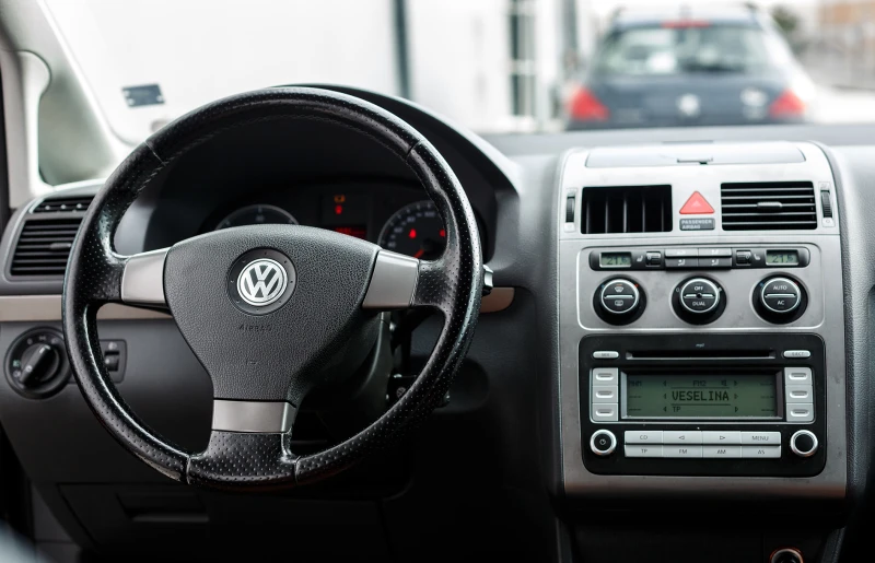 VW Touran 2.0 TDI, снимка 8 - Автомобили и джипове - 52089880