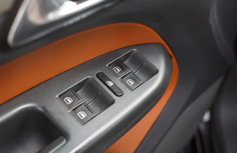 VW Touran 2.0 TDI, снимка 7 - Автомобили и джипове - 52089880