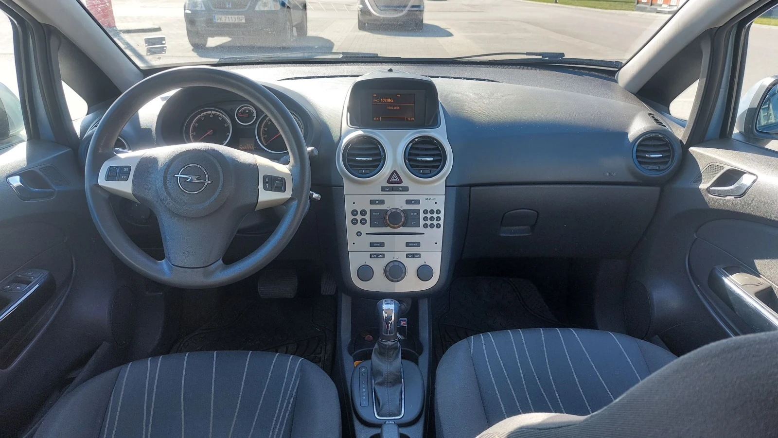 Opel Corsa 1.4 i - автоматик, снимка 11 - Автомобили и джипове - 54247559