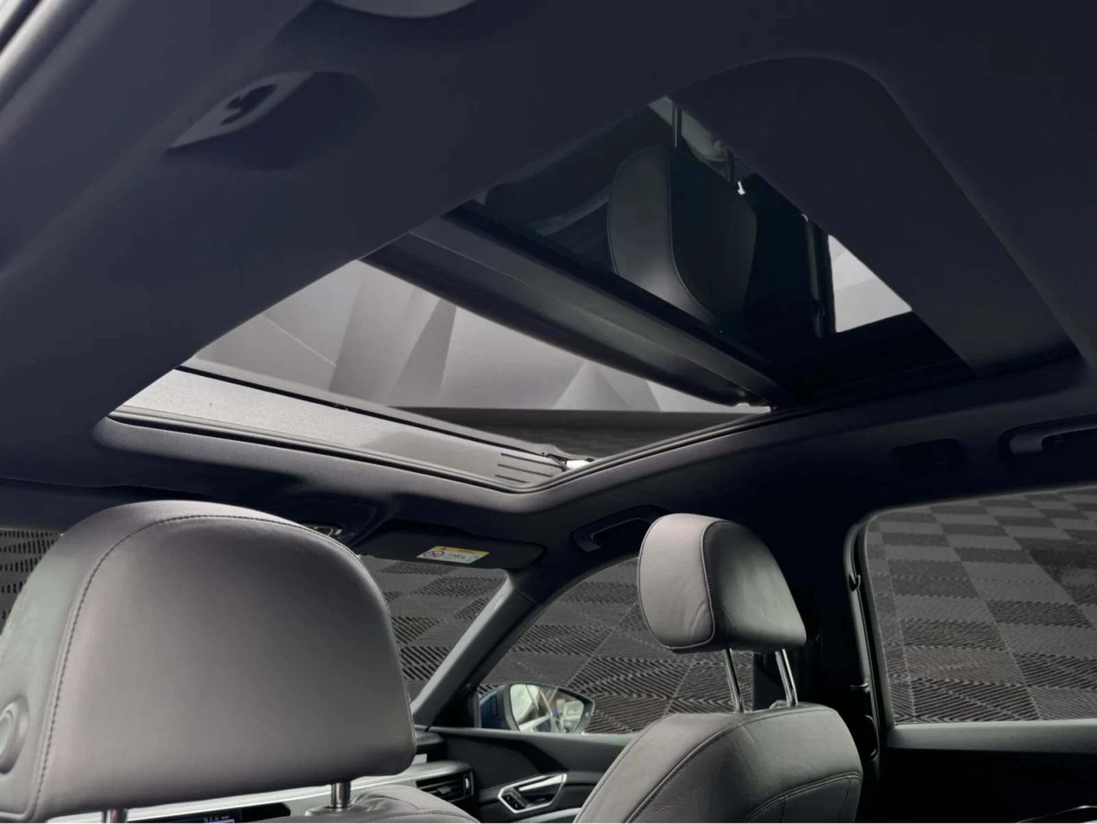 Audi E-Tron 55 S-LINE 95KWH 408КС. ГАРАНЦИЯ ПАНОРАМА КАМЕРИ, снимка 15 - Автомобили и джипове - 54486857