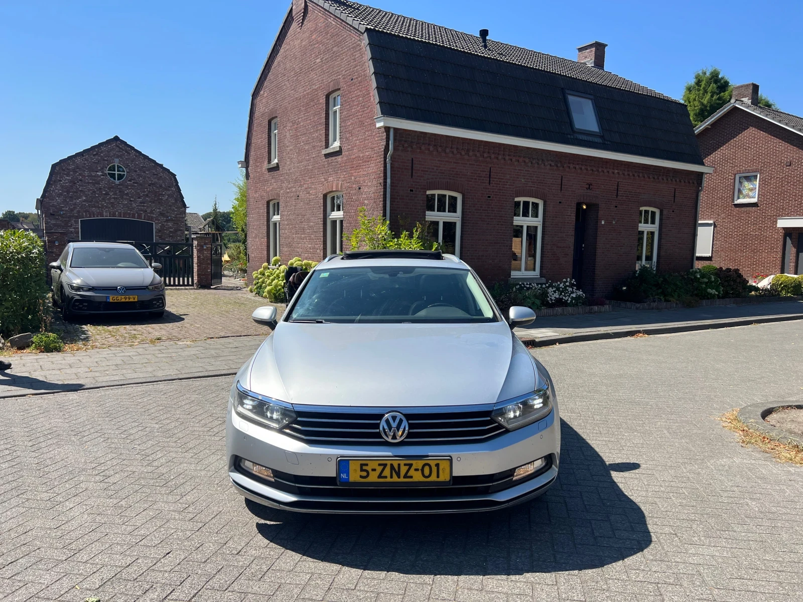 VW Passat HIGHLINE* Панорама* Кожа* Алкантара* Дистроник*   , снимка 2 - Автомобили и джипове - 56662701