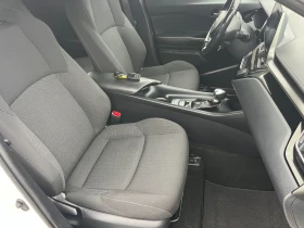 Toyota C-HR 1.8Hybrid / 65.000km Сервиз водена само в Тойота , снимка 11