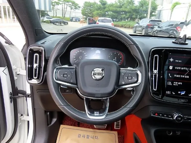 Volvo XC40 T4 R-Design, снимка 8 - Автомобили и джипове - 56161142
