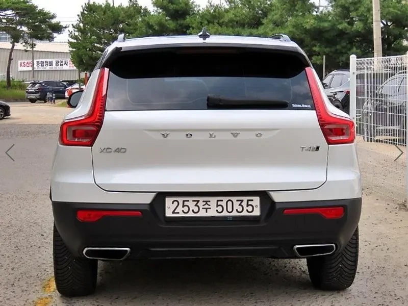 Volvo XC40 T4 R-Design, снимка 4 - Автомобили и джипове - 56161142