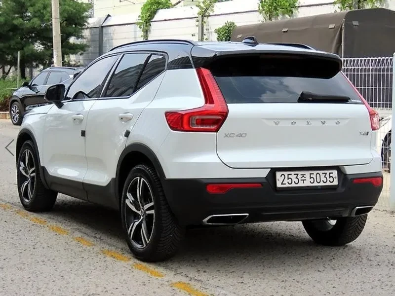 Volvo XC40 T4 R-Design, снимка 3 - Автомобили и джипове - 56161142