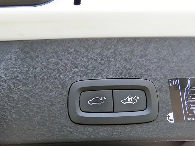 Volvo XC40 T4 R-Design, снимка 16 - Автомобили и джипове - 56161142