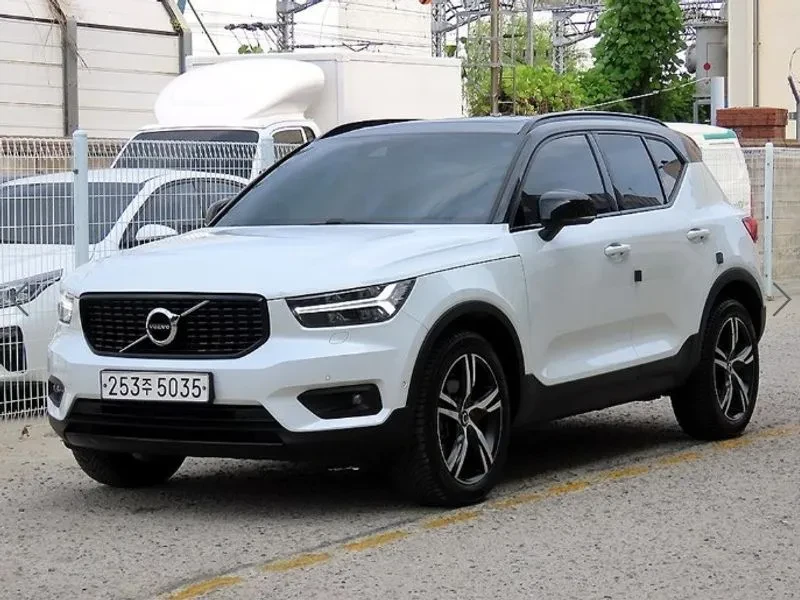 Volvo XC40 T4 R-Design, снимка 2 - Автомобили и джипове - 56161142