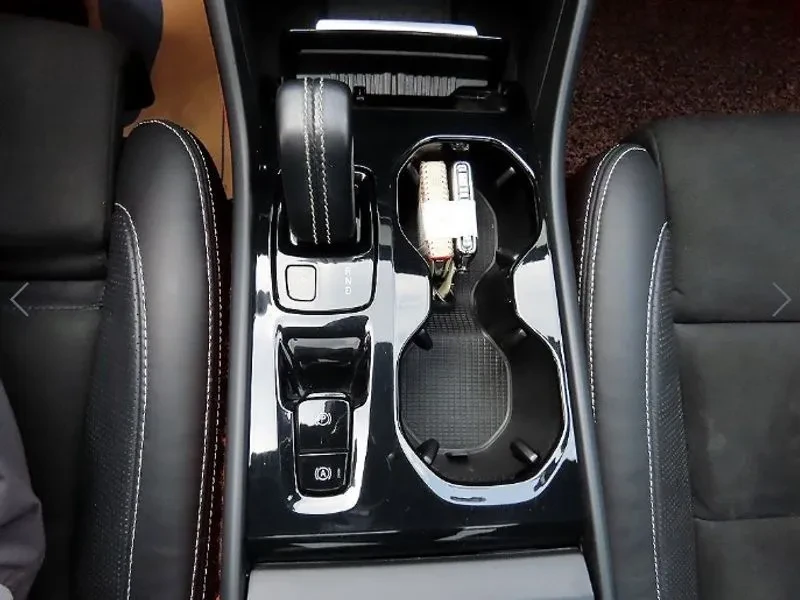 Volvo XC40 T4 R-Design, снимка 10 - Автомобили и джипове - 56161142