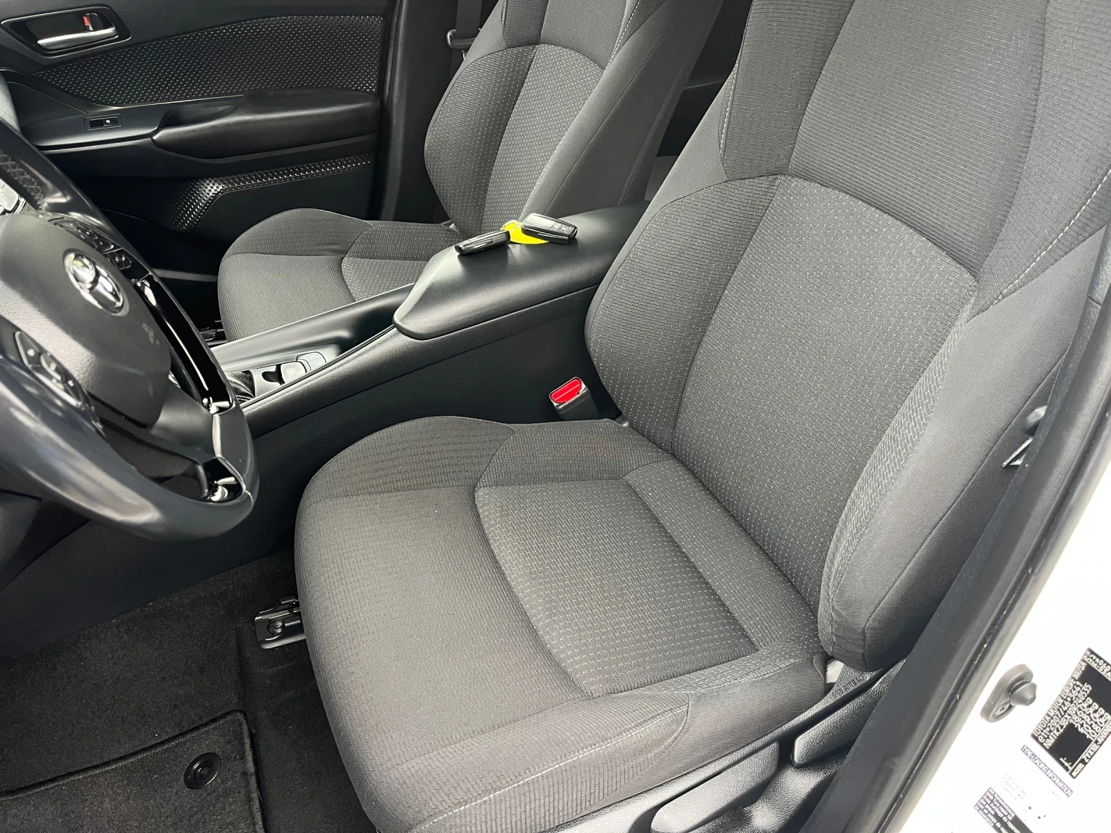 Toyota C-HR 1.8Hybrid / 65.000km Сервиз водена само в Тойота , снимка 10 - Автомобили и джипове - 54643138